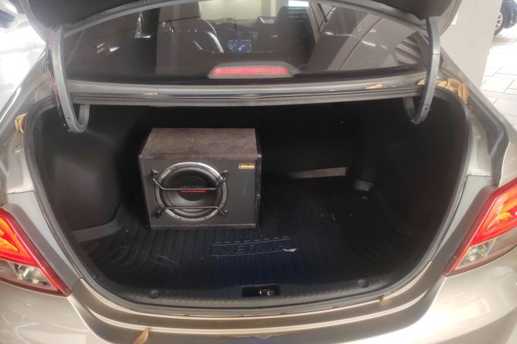 现代 瑞纳 2014款 1.4L 自动智能型GLS局部细节23