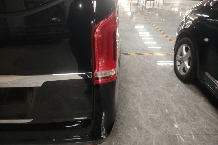 奔驰V级 2016款 V 260 L 尊贵加长版车身外观9