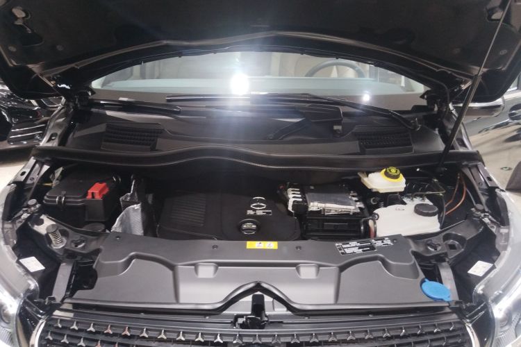 奔驰V级 2024款 V 300 L 长轴距尊贵版机舱底盘24