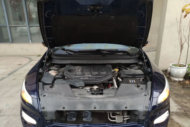 Jeep 自由光 2017款 2.0L 优越版机舱底盘24