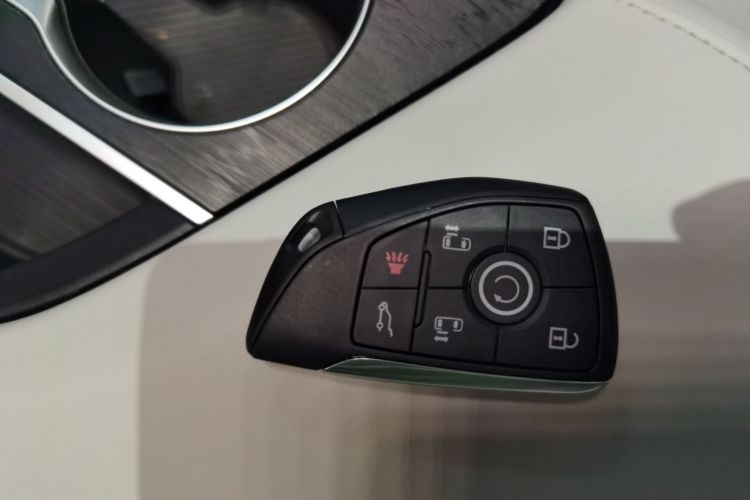 别克GL8 2025款 陆尊 智享版中控内饰7001