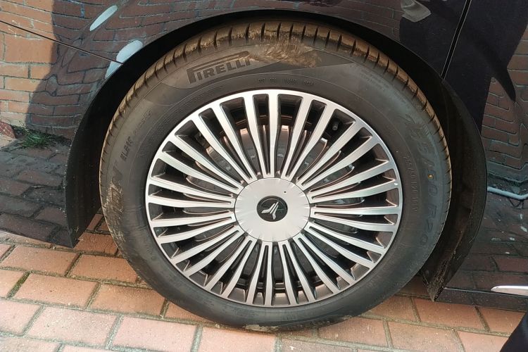 岚图汽车 岚图梦想家 2025款 PHEV 四驱旗舰鲲鹏版车身外观6008