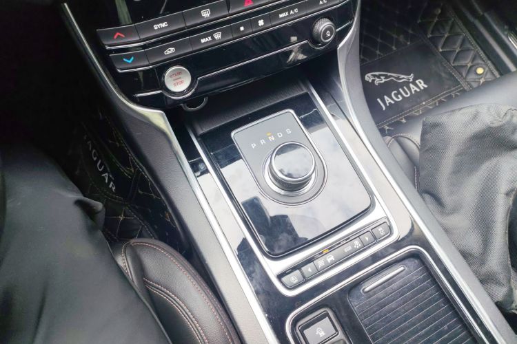 捷豹XEL 2018款 2.0T 200PS 豪华版中控内饰18