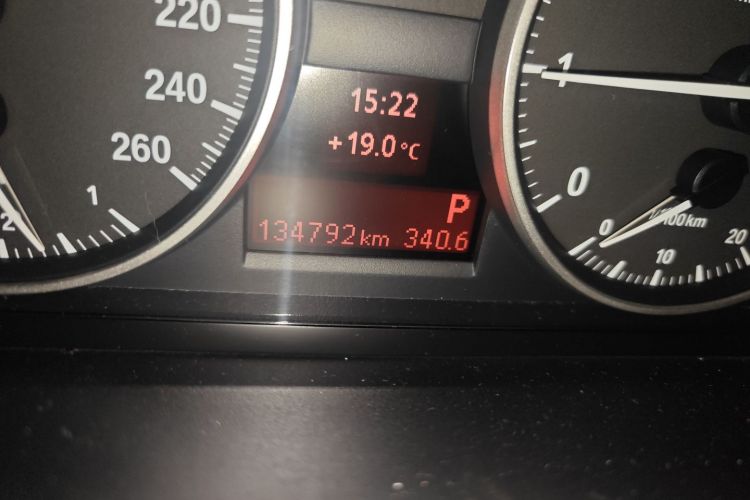 宝马3系 2011款 320i 时尚型中控内饰15