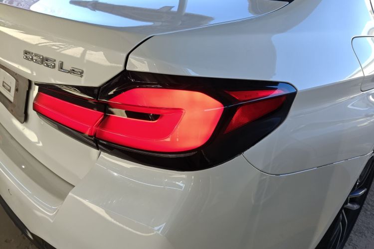 宝马5系新能源 2022款 改款三 535Le 先锋版M运动套装车身外观9