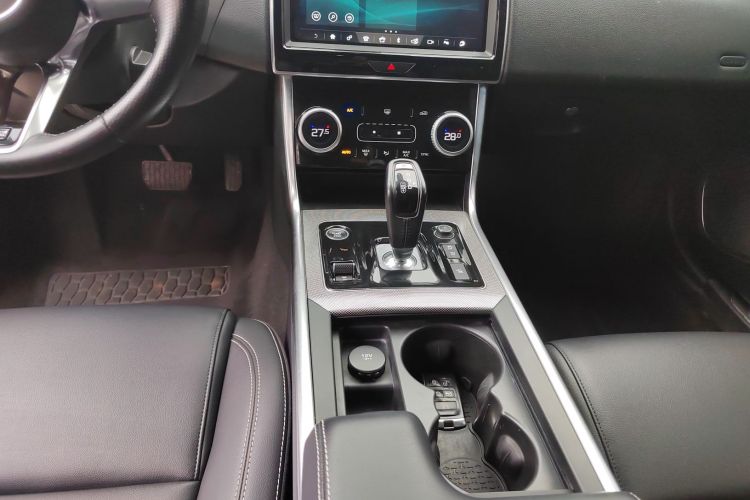 捷豹XEL 2020款 2.0T 200PS R-DYNAMIC 青春运动版中控内饰18