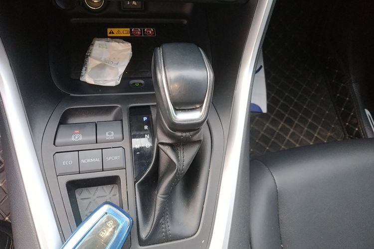 丰田 RAV4荣放 2023款 2.0L CVT两驱20周年铂金纪念版中控内饰18