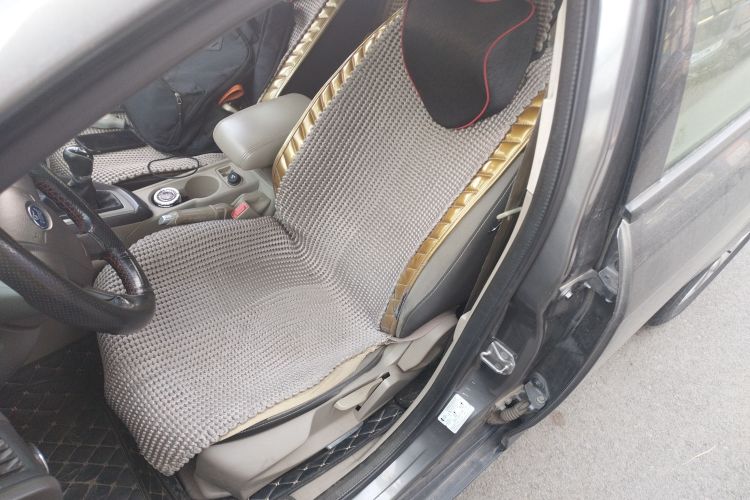 福特 福克斯 2012款 三厢 1.6L 手动舒适型中控内饰19