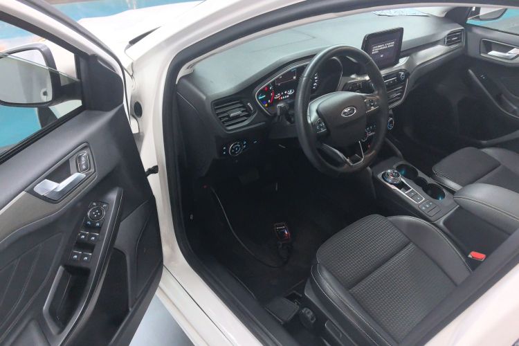 福特 福克斯 2020款 三厢 EcoBoost 180 自动锋潮型中控内饰7003