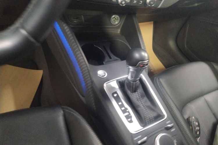 奥迪Q2L 2022款 35 TFSI 时尚动感型中控内饰18