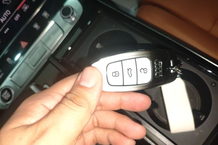 奥迪A8 2024款 A8L 50 TFSI quattro 臻选型中控内饰7001