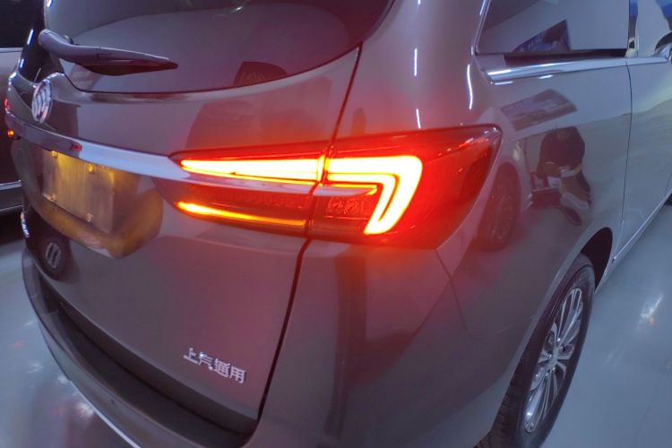 别克GL8 2022款 陆上公务舱 652T 豪华型车身外观9