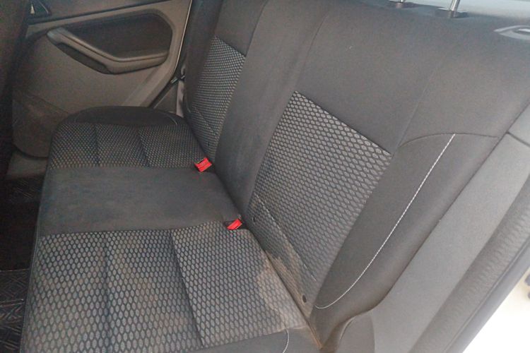 福特 福克斯 2013款 两厢经典 1.8L 手动基本型中控内饰21