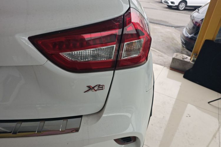 吉利汽车 远景X3 2017款 1.5L 自动尊贵型车身外观9