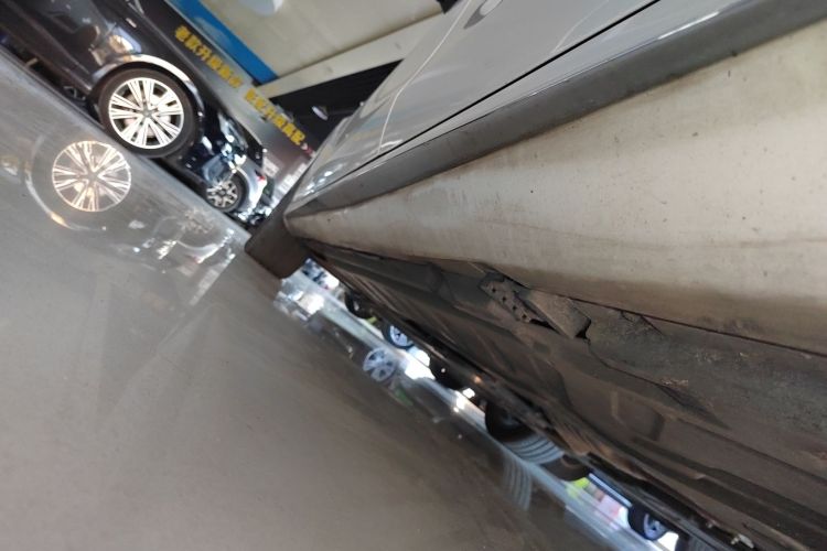 奔驰E级 2019款 改款 E 300 L 运动时尚型局部细节9002