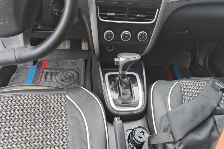 奔腾B30 2017款 1.6L 自动豪华型中控内饰18