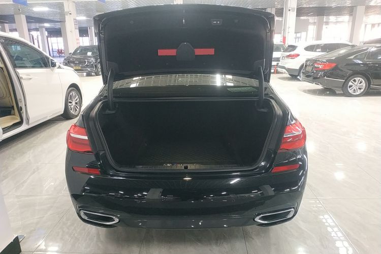 宝马7系 2018款 730Li 领先型 M运动套装机舱底盘23