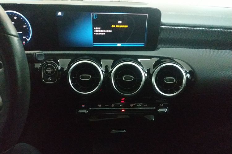 奔驰A级 2022款 A 200 L 运动轿车动感型中控内饰16