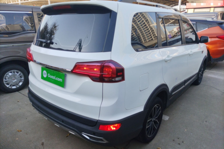 SWM斯威汽车 SWM斯威X3 2021款 1.5L 手动舒适型 7座车身外观7