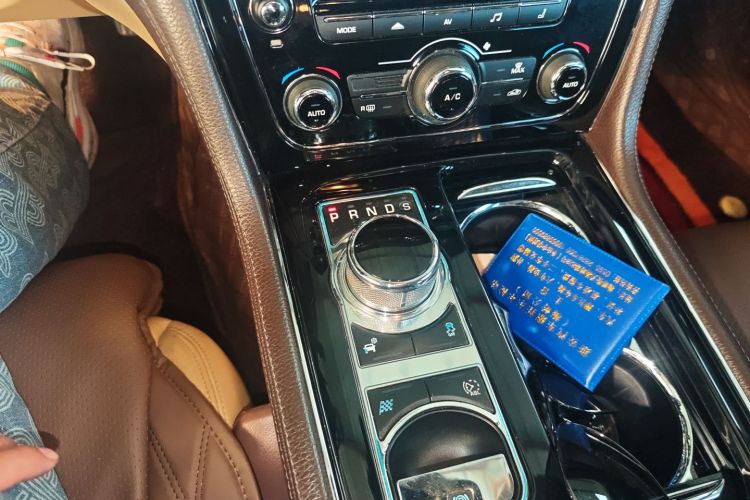 捷豹XJ 2014款 XJL 2.0T 两驱典雅商务版中控内饰18