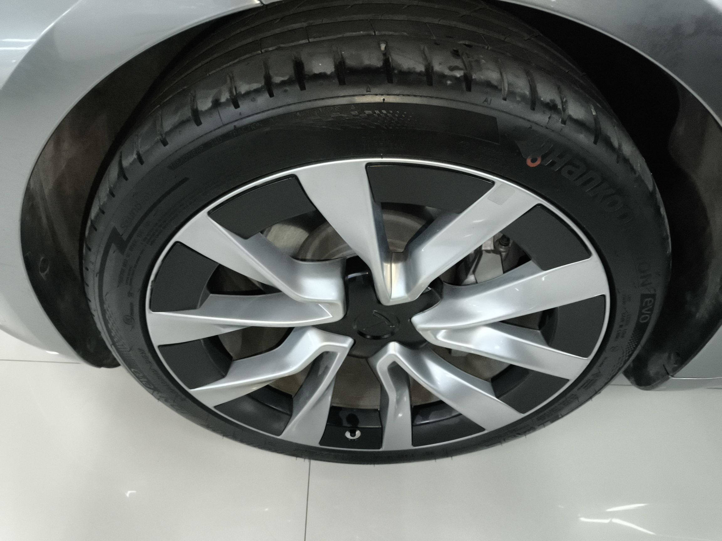 特斯拉 Model 3 2023款 长续航全轮驱动版