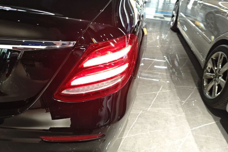 奔驰E级 2020款 改款 E 300 L 运动时尚型车身外观9