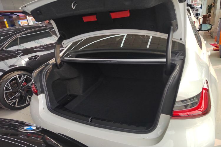 宝马3系 2023款 330i M运动曜夜套装机舱底盘23