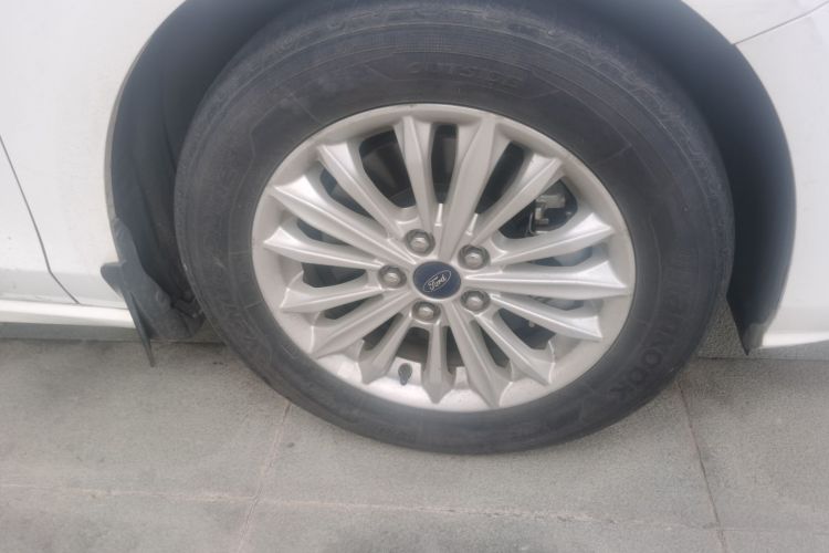 福特 福克斯 2020款 三厢 EcoBoost 180 自动锋潮型车身外观10