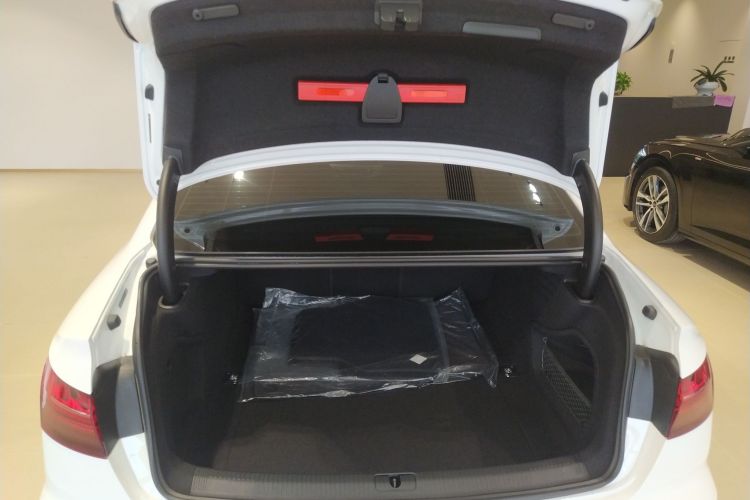 奥迪A4L 2025款 200万辆悦享版 40 TFSI 时尚动感型机舱底盘23