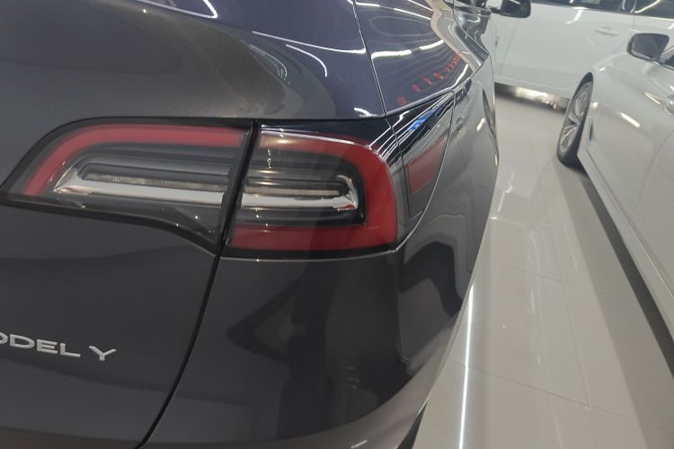 特斯拉 Model Y 2021款 标准续航后驱版车身外观9