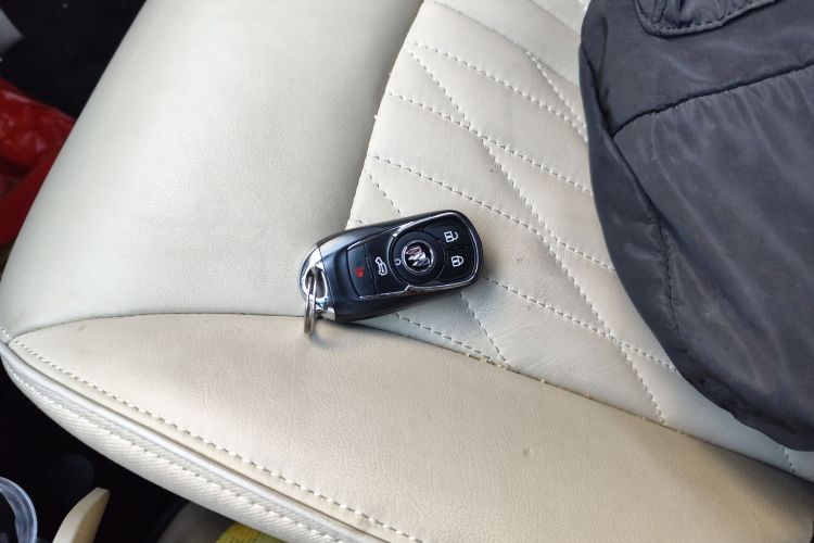 别克GL8 2023款 改款 陆上公务舱 豪华型中控内饰11