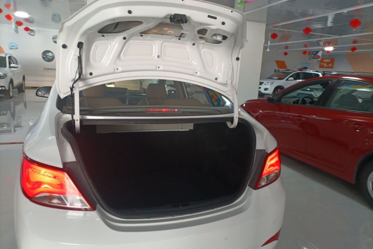 现代 瑞纳 2014款 1.4L 自动智能型GLS机舱底盘23