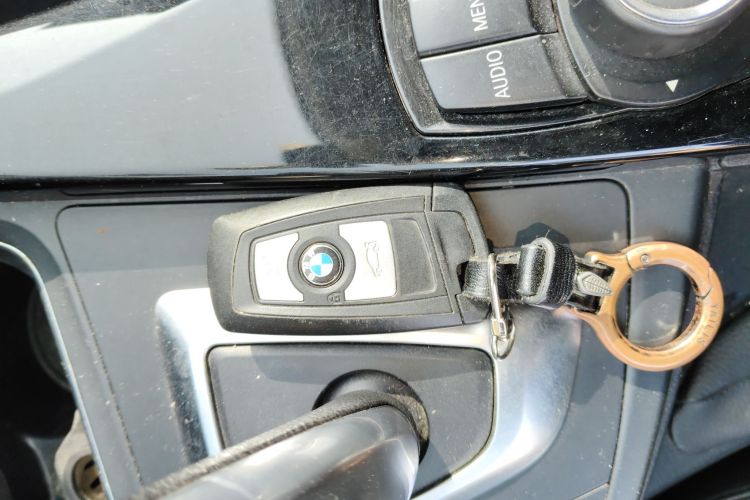 宝马3系 2016款 316i 时尚型中控内饰11