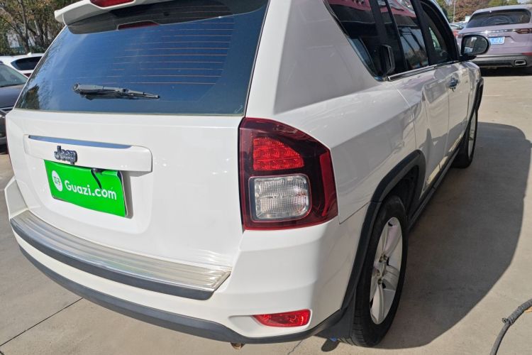 Jeep 指南者(进口) 2015款 2.0L 两驱运动版车身外观9