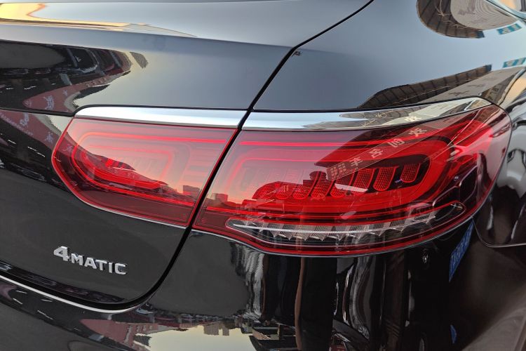 奔驰GLC轿跑 2021款 GLC 260 4MATIC 轿跑SUV车身外观9