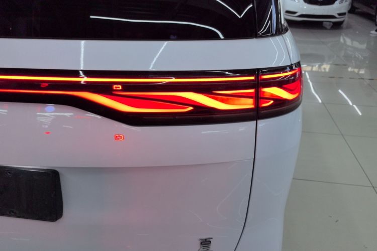 比亚迪 夏 2025款 DM-i 1.5T 180km 超越型车身外观9