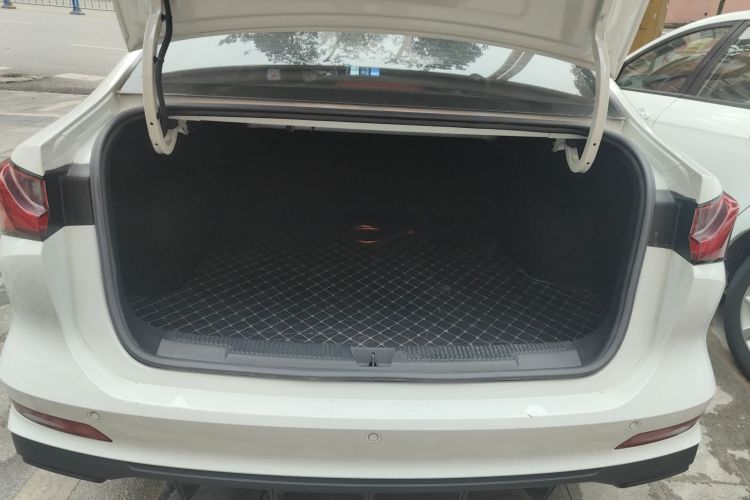 荣威i5 2023款 1.5L 手动舒享版机舱底盘23