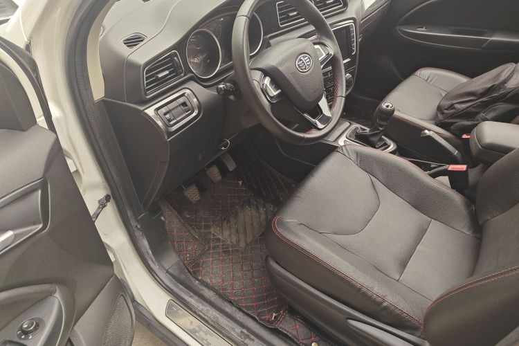 一汽 骏派D60 2017款 1.5L 手动豪华型中控内饰20