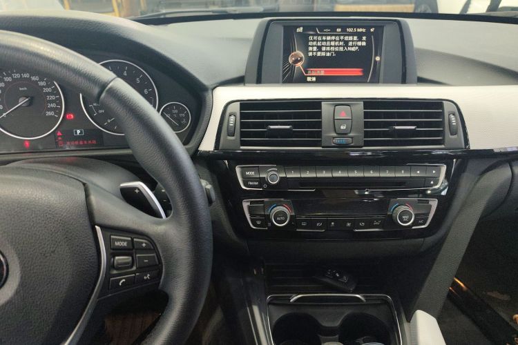 宝马3系 2017款 320i M运动型中控内饰16