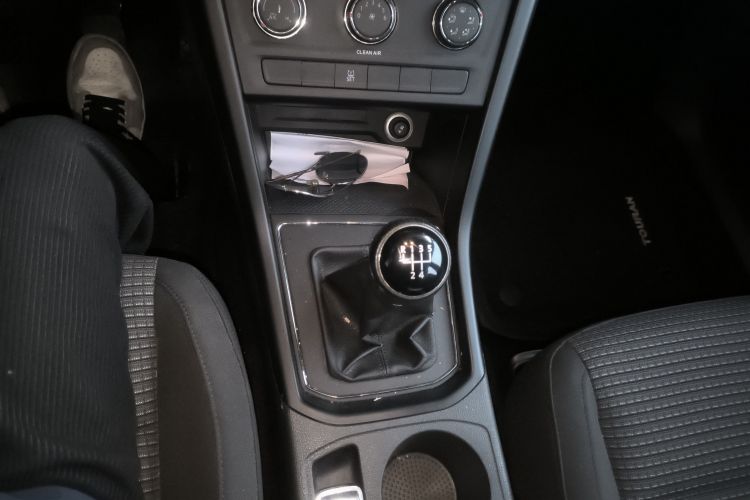 大众 2018款 途安L 1.6L 手动风尚版中控内饰18