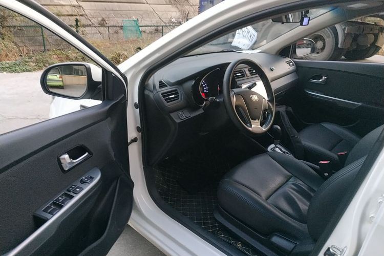 起亚K2 2015款 三厢 1.4L AT GLS中控内饰7003