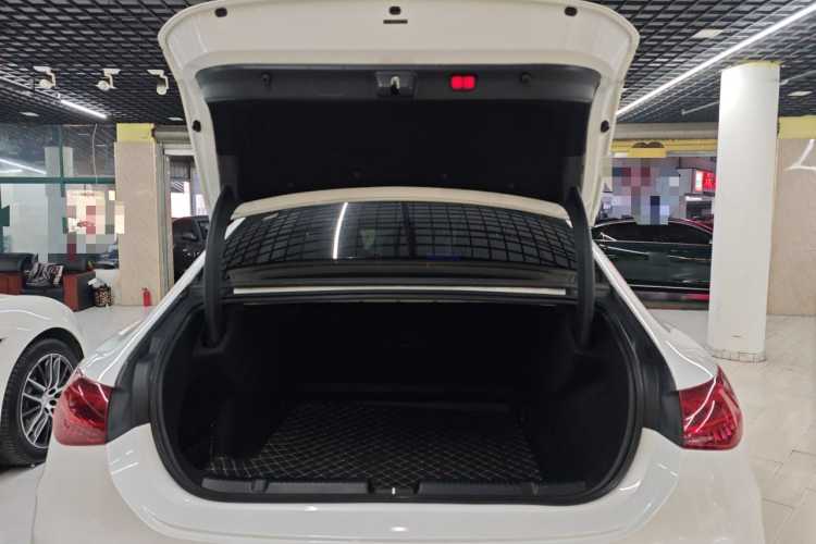 奔驰EQE 2022款 350 豪华版机舱底盘23