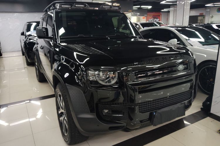 路虎卫士 2024款 110 3.0T P400 暗黑特别版车身外观3