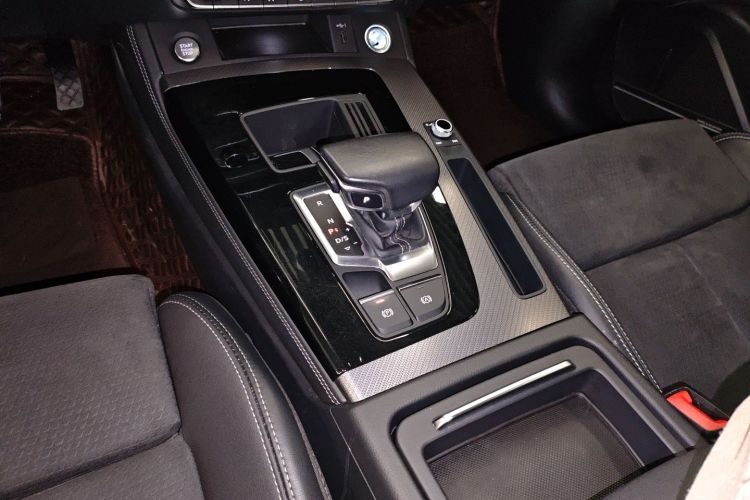 奥迪Q5L Sportback 2022款 改款 45 TFSI 豪华型中控内饰18