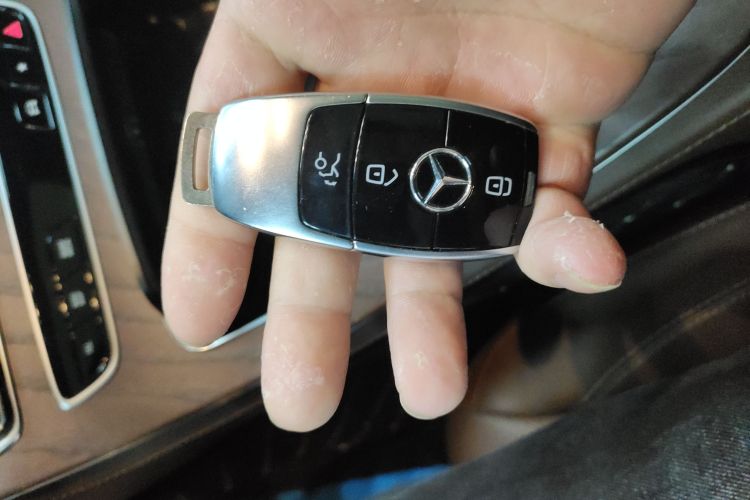 奔驰E级新能源 2023款 E 350 e L 插电式混合动力轿车中控内饰11