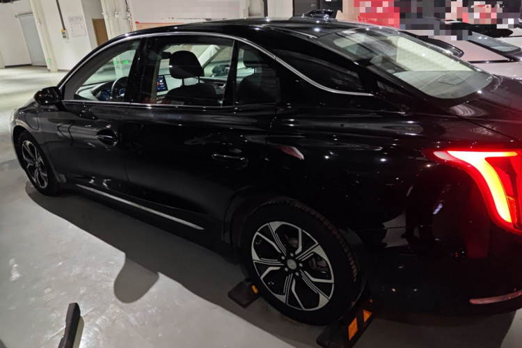 红旗E-QM5 2023款 改款 基础出行版车身外观4