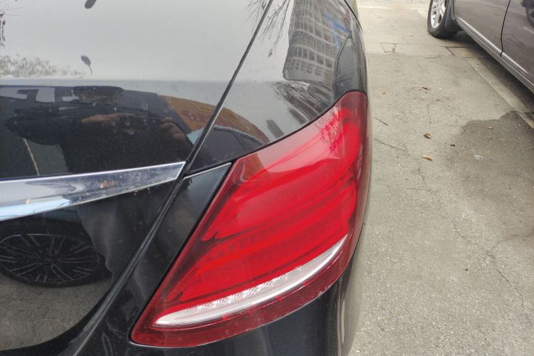 奔驰E级 2019款 E 300 L 运动豪华型车身外观9