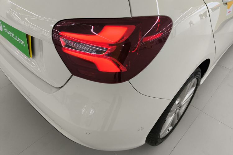 奔驰A级(进口) 2018款 A 200 动感型车身外观6006