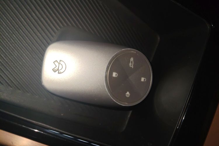 蔚来ES8 2018款 355KM 基准版 七座版中控内饰7001