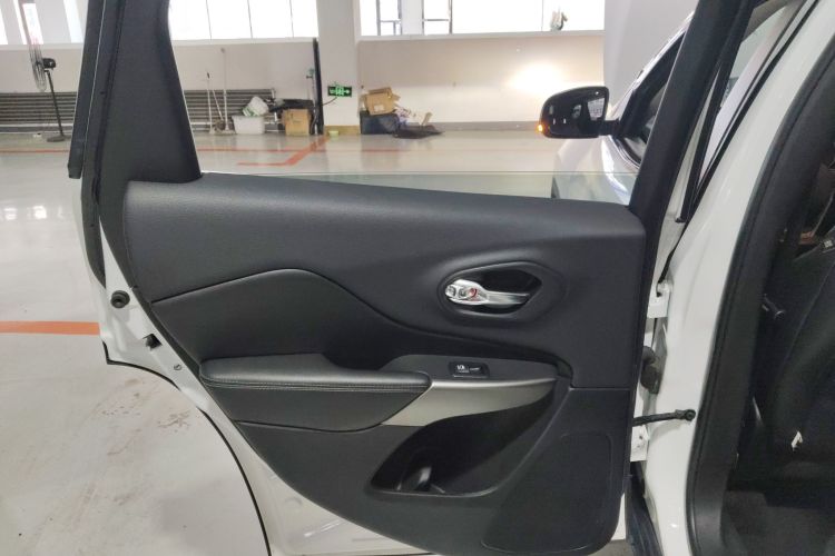 Jeep 自由光 2019款 2.0T 两驱智享版 国V中控内饰49